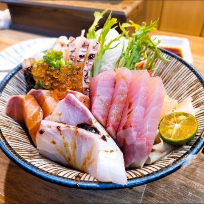 圖片 晟壽司/海鮮丼（鮭魚，旗魚，鮪魚，龍佔，紅甘，玉子燒，蟹肉棒）